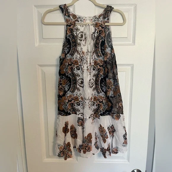 Sleeveless High-Low Floral Paisley Dress in White and Brown - Picture 2 of 7